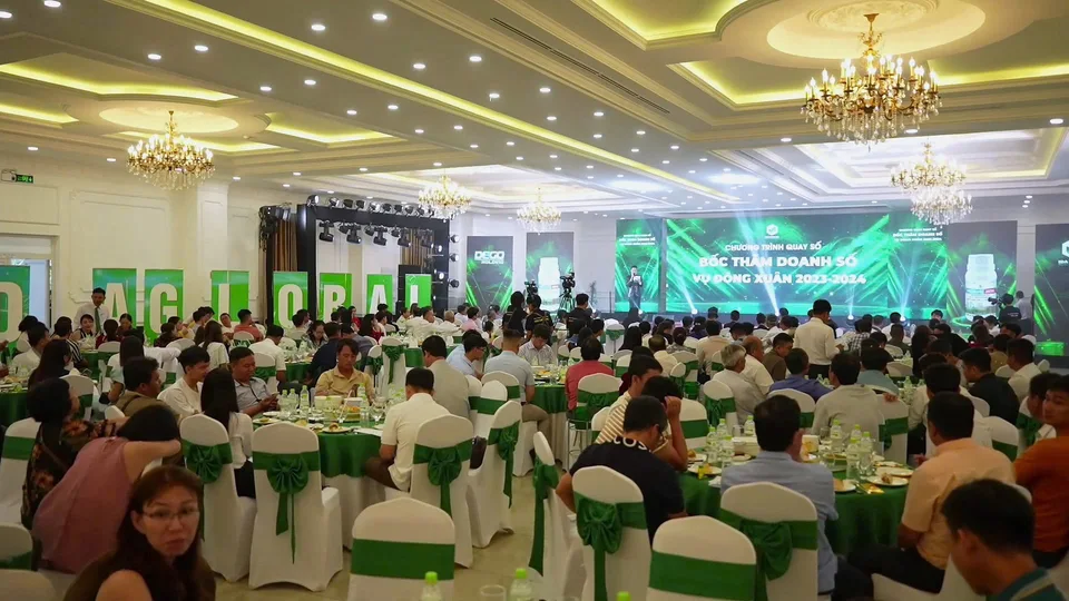 Khách tham dự chương trình IDA Global trong hội trường, sân khấu ghi vụ Đông Xuân 2023–2024