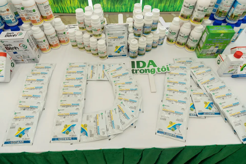 Cận cảnh bao bì sản phẩm IDA Global và vật phẩm IDA trong tôi