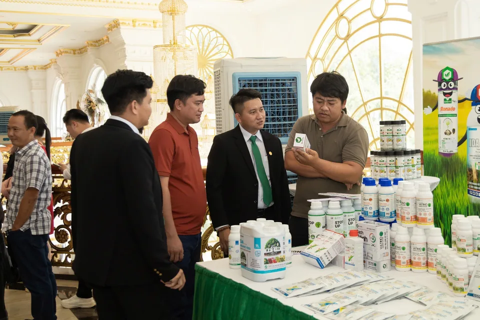 Khách hàng và đội ngũ IDA Global trao đổi về sản phẩm tại bàn trưng bày