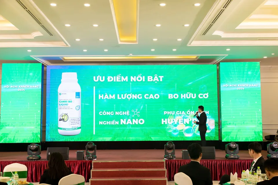 Diễn giả giới thiệu sản phẩm Canxi Bo Liquid tại hội nghị khách hàng 2024
